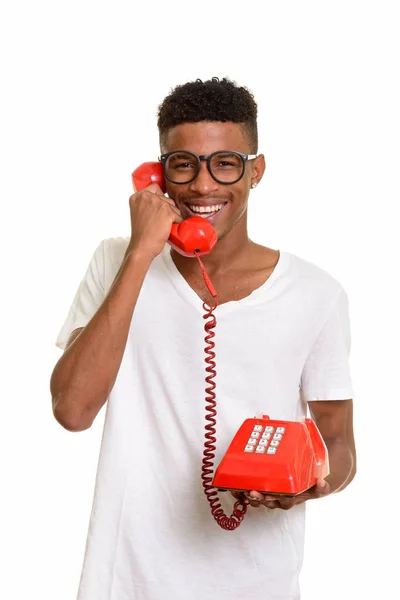 Joven hombre africano feliz hablando por teléfono — Foto de Stock