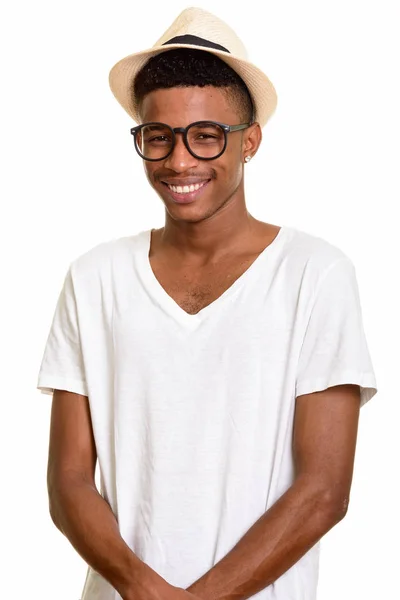 Joven hombre africano feliz sonriendo y usando sombrero aislado sobre fondo blanco — Foto de Stock