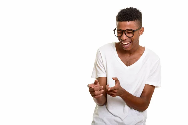 Jovem homem africano feliz rindo e apontando os dedos — Fotografia de Stock