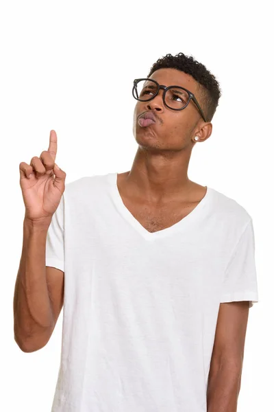 Joven hombre africano guapo pensando y señalando con el dedo hacia arriba — Foto de Stock