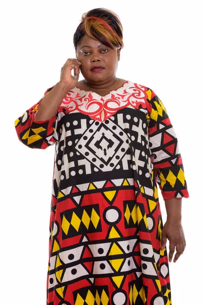 Studio záběr tlustá černá Afričanka stojící při rozhovoru na — Stock fotografie