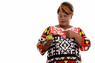 Stüdyo çekim tutarak ve g de işaret eden şişman siyah Afrika kadın