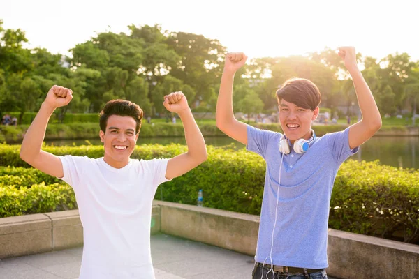 Jeune homme asiatique et jeune garçon adolescent asiatique au parc ensemble — Photo