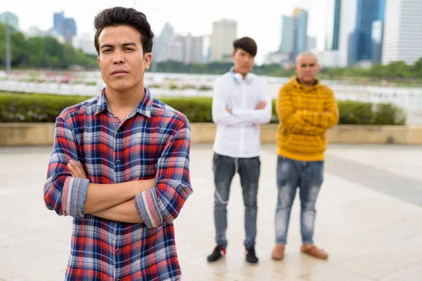 Trois jeunes hommes asiatiques se relaxant au parc ensemble — Photo