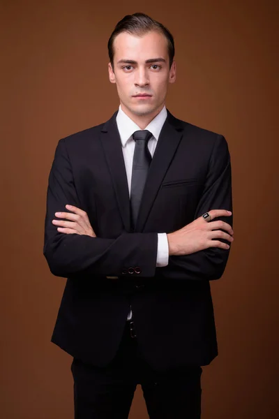 Porträt eines jungen kaukasischen Geschäftsmannes im Anzug — Stockfoto