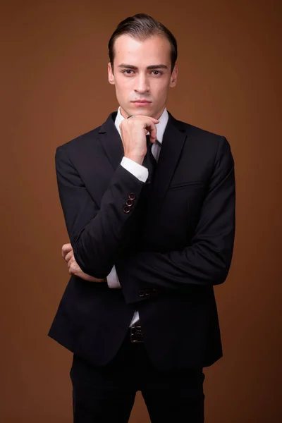 Porträt eines jungen kaukasischen Geschäftsmannes im Anzug — Stockfoto