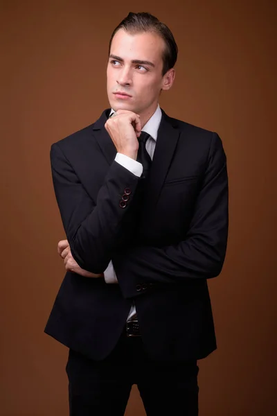Портрет молодого кавказского бизнесмена в костюме и размышлении — стоковое фото