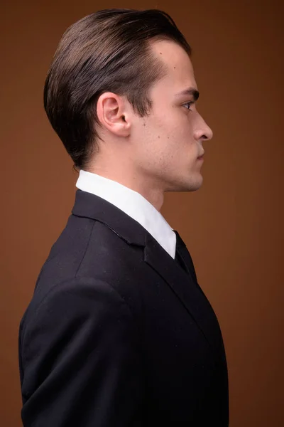 Profile view of young Caucasian businessman wearing suit — Stock Photo, Image