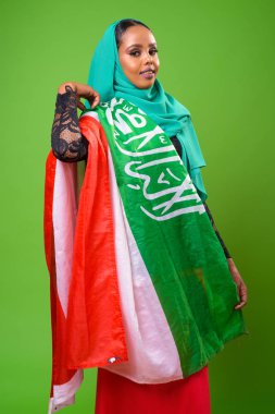 Chroma anahtar yeşil arka plana sahip karşı genç Afrika Müslüman kadın