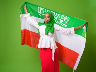 Chroma anahtar yeşil arka plana sahip karşı genç Afrika Müslüman kadın