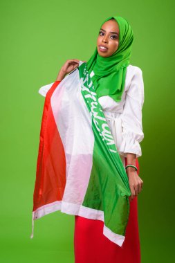 Chroma anahtar yeşil arka plana sahip karşı genç Afrika Müslüman kadın