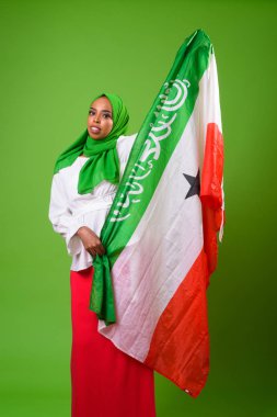 Chroma anahtar yeşil arka plana sahip karşı genç Afrika Müslüman kadın