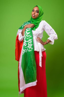 Chroma anahtar yeşil arka plana sahip karşı genç Afrika Müslüman kadın