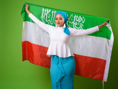 Chroma anahtar yeşil arka plana sahip karşı genç Afrika Müslüman kadın