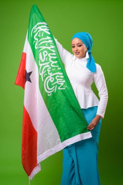 Chroma anahtar yeşil arka plana sahip karşı genç Afrika Müslüman kadın