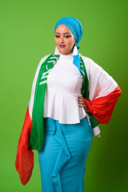 Chroma anahtar yeşil arka plana sahip karşı genç Afrika Müslüman kadın