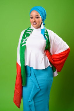 Chroma anahtar yeşil arka plana sahip karşı genç Afrika Müslüman kadın