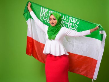 Chroma anahtar yeşil arka plana sahip karşı genç Afrika Müslüman kadın