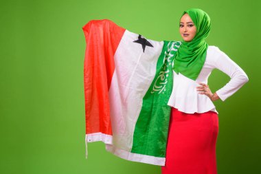Chroma anahtar yeşil arka plana sahip karşı genç Afrika Müslüman kadın