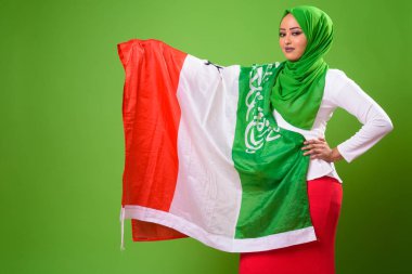 Chroma anahtar yeşil arka plana sahip karşı genç Afrika Müslüman kadın