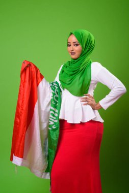 Chroma anahtar yeşil arka plana sahip karşı genç Afrika Müslüman kadın