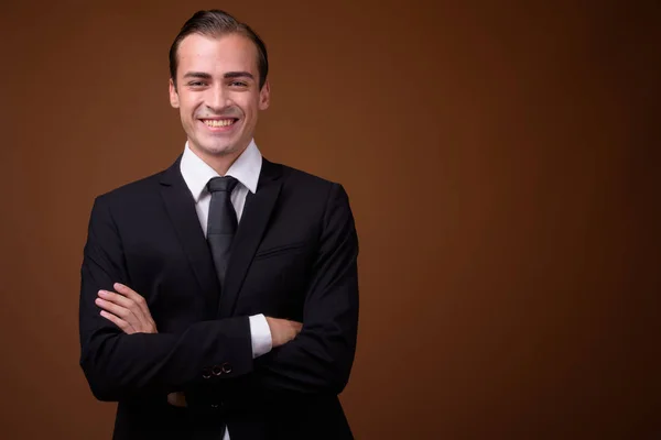 Retrato de joven feliz hombre de negocios caucásico sonriendo —  Fotos de Stock