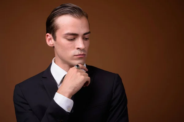 Junger kaukasischer Geschäftsmann im Anzug und mit Denkvermögen — Stockfoto