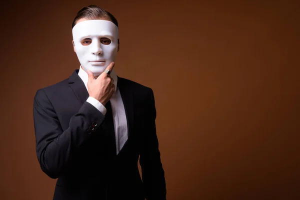Πορτρέτο του νεαρός επιχειρηματίας Καυκάσιος φοράει λευκή μάσκα — Φωτογραφία Αρχείου