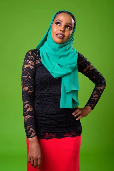 Chroma anahtar yeşil arka plana sahip karşı genç Afrika Müslüman kadın — Stok fotoğraf