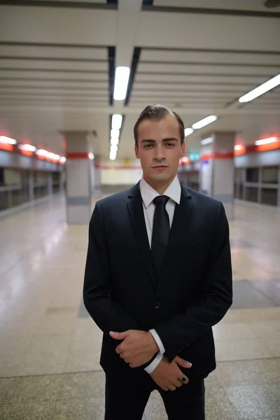 Porträt eines jungen Geschäftsmannes am Bahnhof — Stockfoto