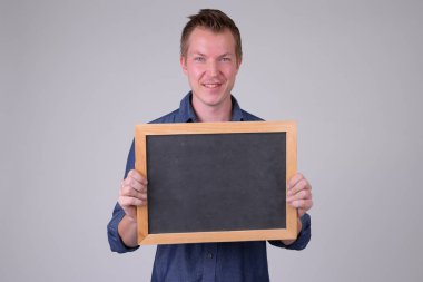 Mutlu genç yakışıklı işadamı blackboard tutan portresi