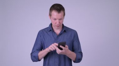 Telefon kullanıyorsanız ve iyi haber mutlu genç yakışıklı işadamı