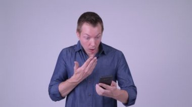 Telefon kullanarak ve şok arıyorum genç işadamı portresi