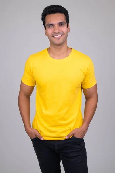 Retrato de feliz jovem bonito indiano homem sorrindo — Fotografia de Stock