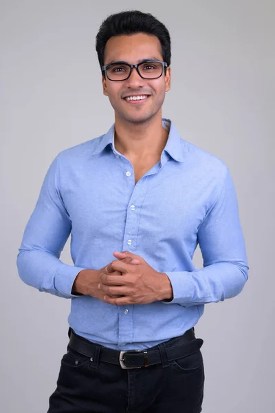 Šťastný mladý hezký indický podnikatel se usmívá — Stock fotografie