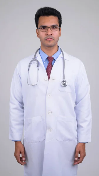 Retrato del joven guapo médico indio con anteojos — Foto de Stock