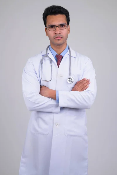 Портрет молодий індійський чоловік лікар з обіймами перетнула — стокове фото