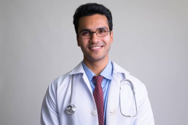 Mutlu genç yakışıklı Hintli adam doktor gülümseyen portresi