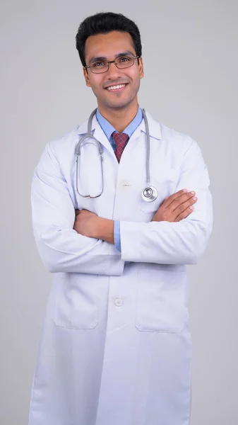 Estúdio Tiro Jovem Bonito Indiano Homem Médico Contra Fundo Branco — Fotografia de Stock