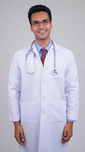 Feliz joven guapo indio hombre médico sonriendo — Foto de Stock