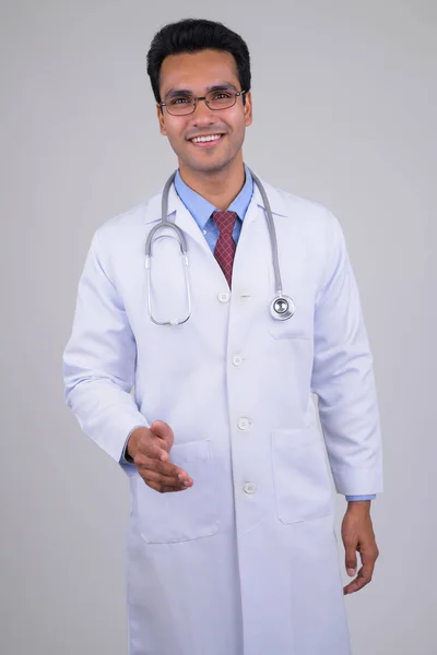 Jovem feliz bonito indiano homem médico dando aperto de mão — Fotografia de Stock