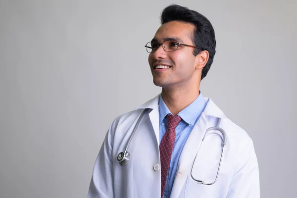Boldog fiatal csinos indiai férfi orvos gondolkodás — Stock Fotó