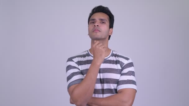 Retrato de feliz jovem bonito indiano homem pensando — Vídeo de Stock
