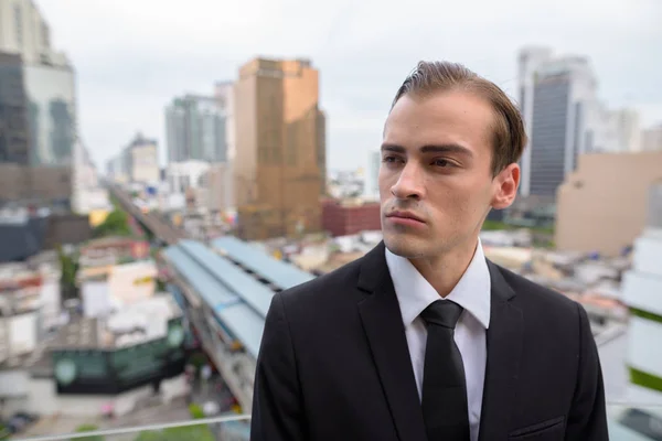 Porträt Eines Jungen Geschäftsmannes Der Die Stadt Bangkok Thailand Erkundet — Stockfoto