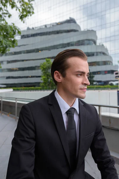 Jungunternehmer denkt im Freien in der Stadt senkrecht erschossen — Stockfoto