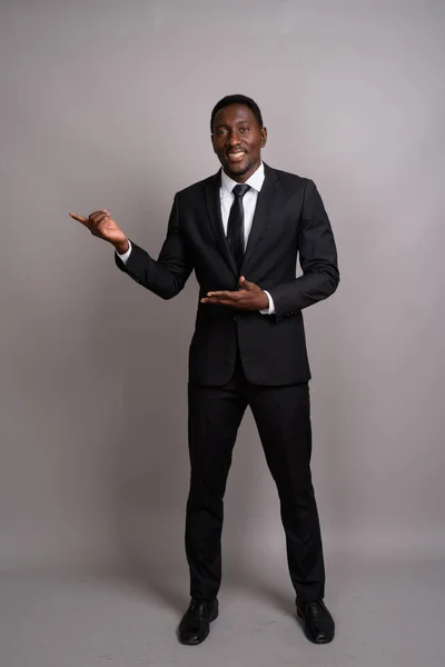 Joven hombre de negocios africano guapo sobre fondo gris —  Fotos de Stock