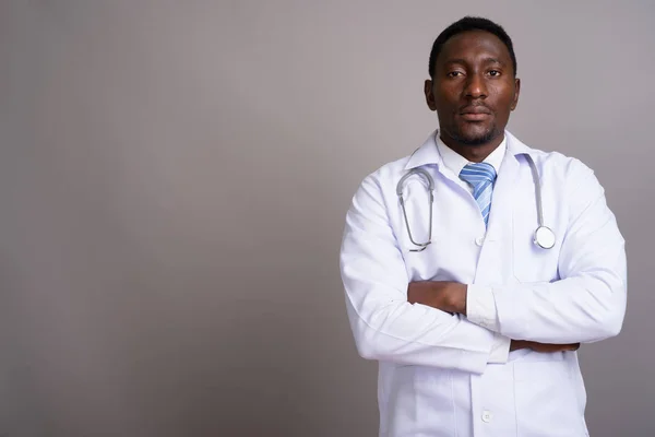 Jovem bonito Africano homem médico contra fundo cinza — Fotografia de Stock