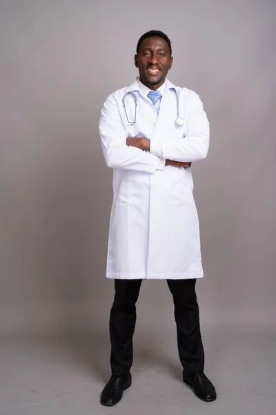 Jovem bonito Africano homem médico contra fundo cinza — Fotografia de Stock