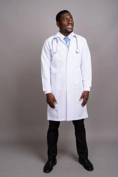 Jovem bonito Africano homem médico contra fundo cinza — Fotografia de Stock