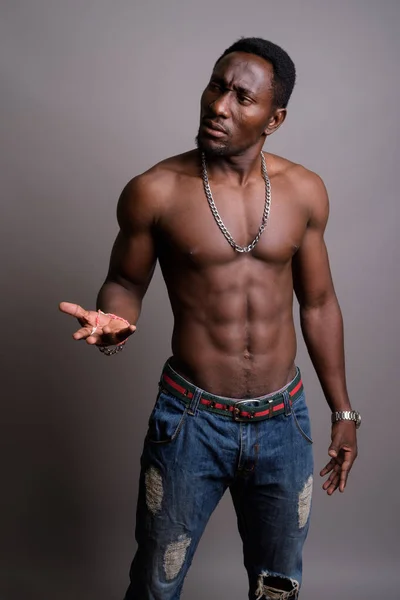 Genç yakışıklı Afrika adam gri arka planı gömleksiz — Stok fotoğraf